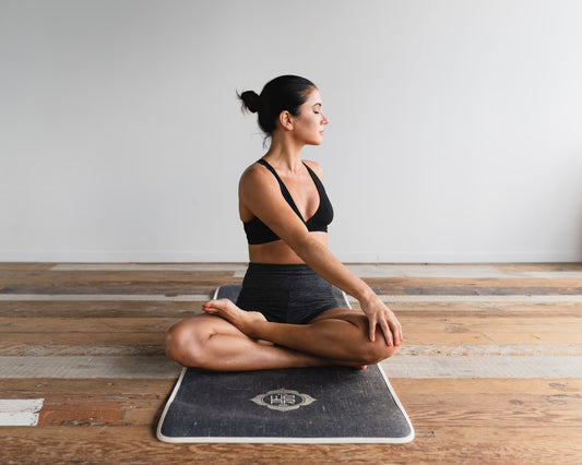 femme-pratiquant-le-yoga-t1NEMSm1rgI
