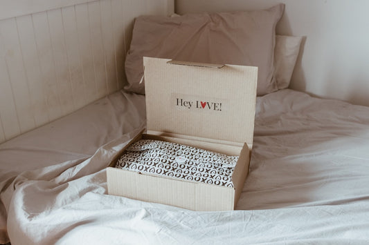 boite-en-carton-marron-sur-textile-blanc-et-noir-UEmIPBBwT9U