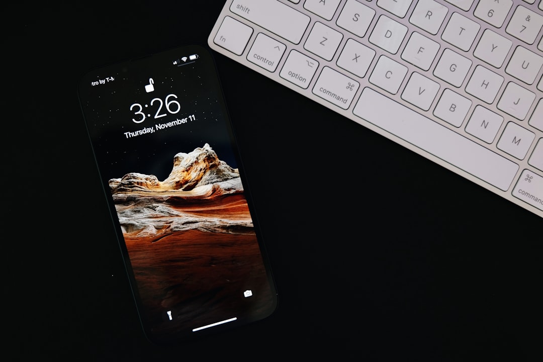 un-telephone-cellulaire-assis-a-cote-dun-clavier-ASrceChVEQU
