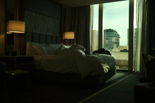 une-chambre-avec-un-grand-lit-et-une-grande-fenetre-n4eg3hRSZIE