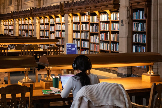 des-etudiants-etudient-dans-une-bibliotheque-avec-des-livres-klbApl9mxr0