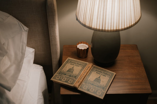 livre-ouvert-sur-table-de-chevet-avec-lampe-QEVwQcqKRRM
