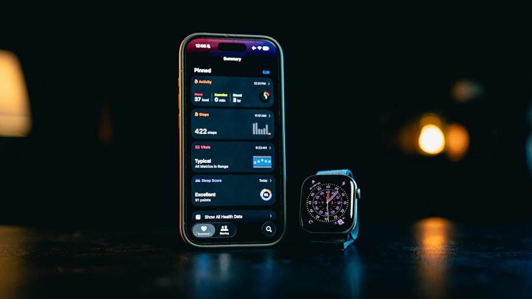 smartphone-et-smartwatch-affichant-les-donnees-a-lecran-des-applications-EmMbG6H-6Cc