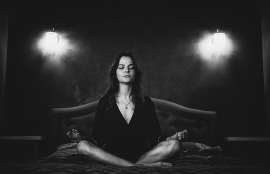 femme-meditant-en-tailleur-sur-un-lit-gcUajYE_mpA