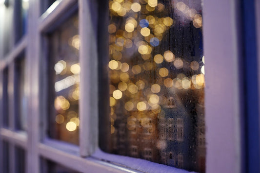 les-lumieres-de-bokeh-se-refletaient-sur-une-vitre-C1qIwjQg9jg