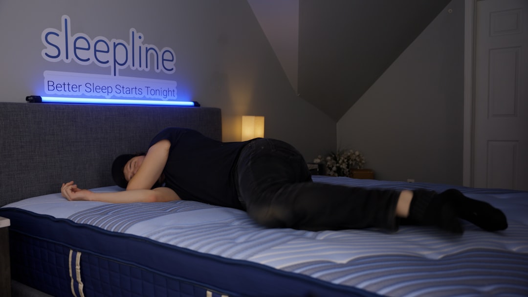 une-personne-dormant-sur-le-cote-sur-un-matelas-dpZp36woyxA
