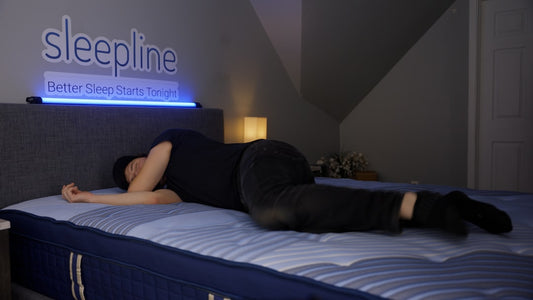 une-personne-dormant-sur-le-cote-sur-un-matelas-dpZp36woyxA