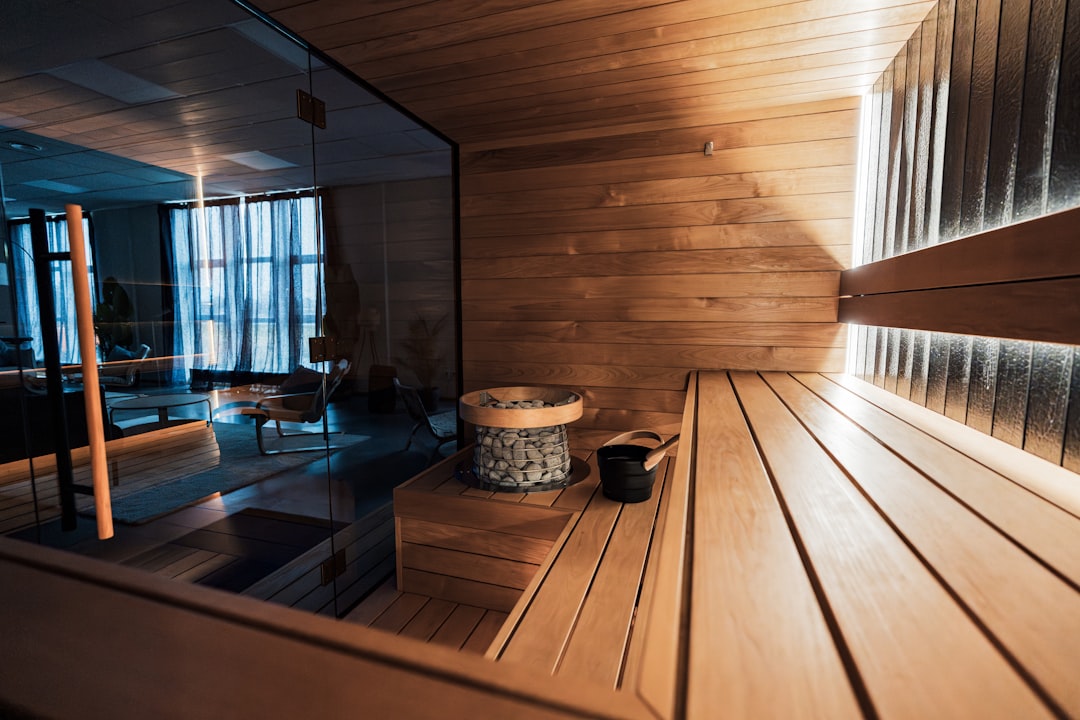 interieur-moderne-de-sauna-en-bois-avec-eclairage-dambiance-p8VTUqQLLjM