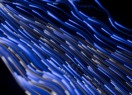 des-trainees-de-lumiere-bleues-abstraites-sur-un-fond-sombre-dOYVMySdXd0